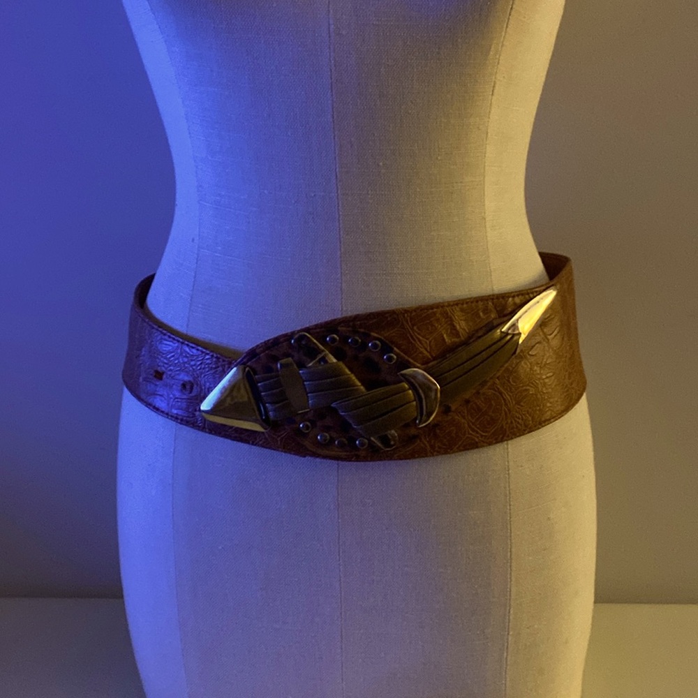 VINTAGE etched drop waisted Belt w/ brass tone embellishment Hook Closure